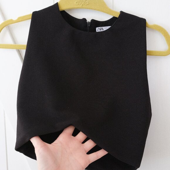 Zara Tops - Zara ribbed sleeveless crop top with V hem - Medium